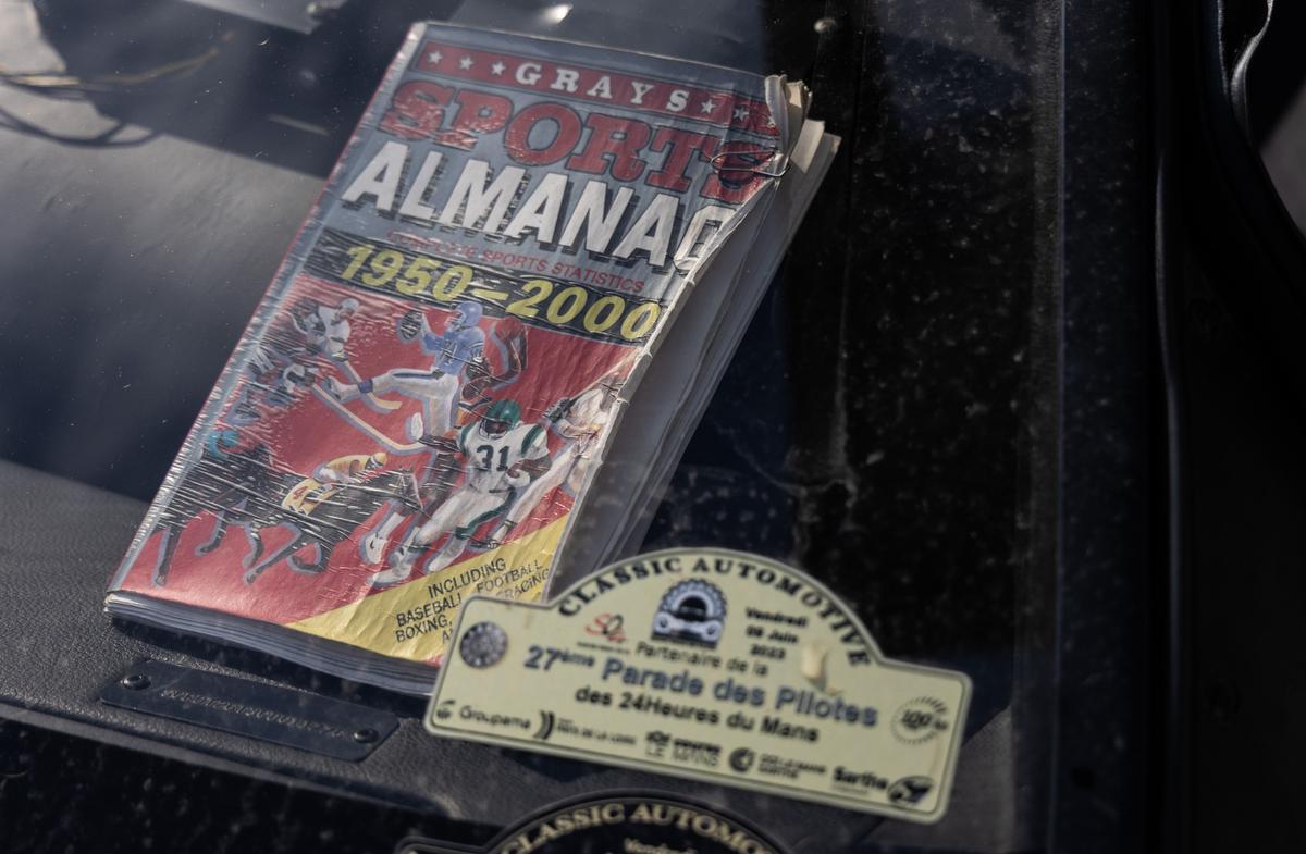 Dans la DeLorean DMC-12 d’Olivier Fradin se trouve le fameux almanach des sports, présent dans le deuxième volet de la trilogie.