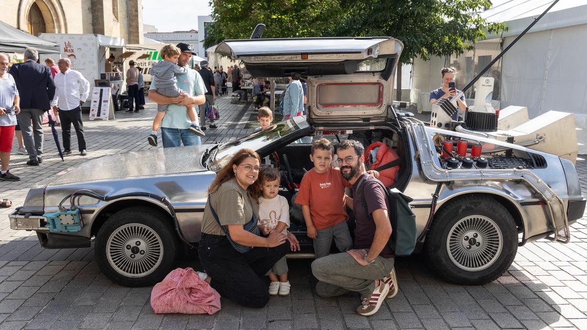 La DeLorean fait le bonheur des familles à Mérignac.