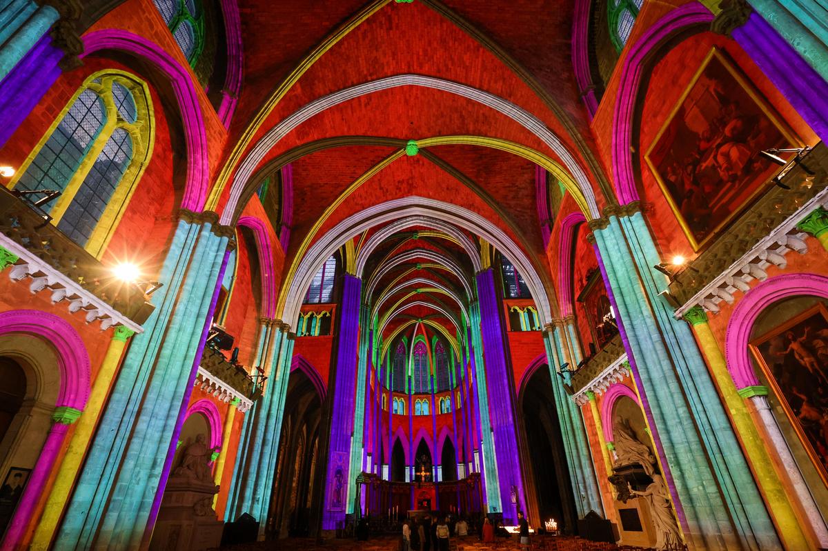 …Mais on trouve aussi des couleurs vives, très appréciées au Moyen Âge.