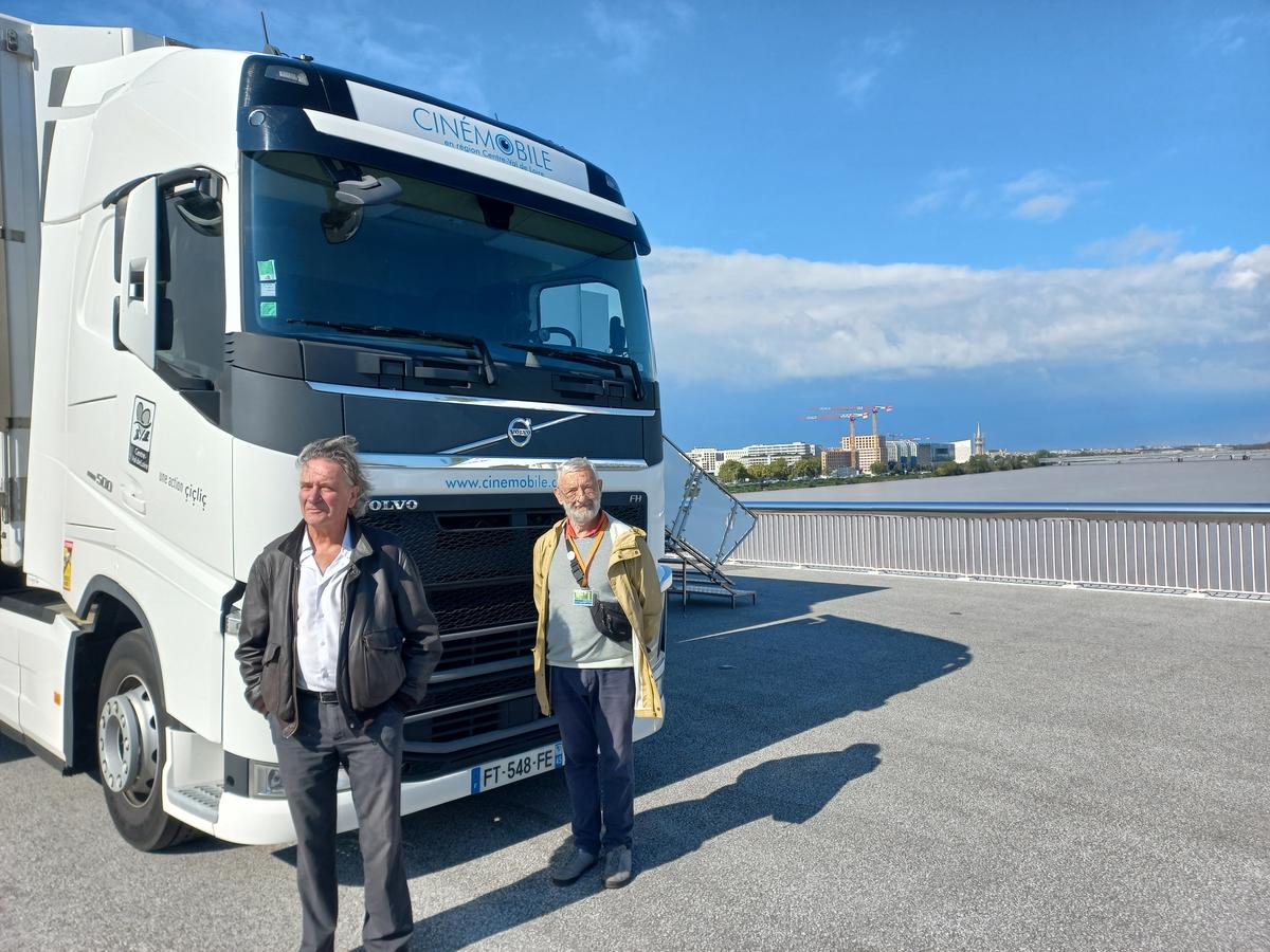 Jean-Marie Bertineau et Dominique Noël devant le cinémobile installé pour un week-end sur le pont Simone-Veil.