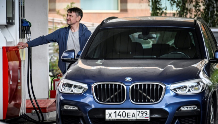 Un homme fait le plein d'essence dans une station-service à Moscou, le 8 septembre 2025 ( AFP / Alexander NEMENOV )