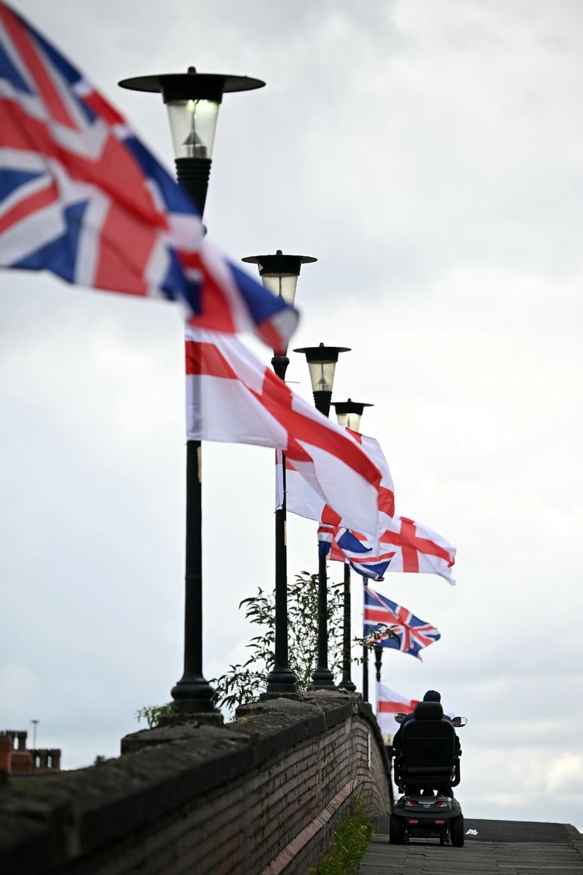 Des drapeaux britanniques et anglais accrochés à des lampadaires à Ellesmere Port, dans le nord-ouest de l'Angleterre, le 2 septembre 2025