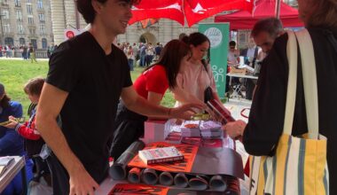 à la braderie de Lille, les militants de gauche tentent de rallier les badauds