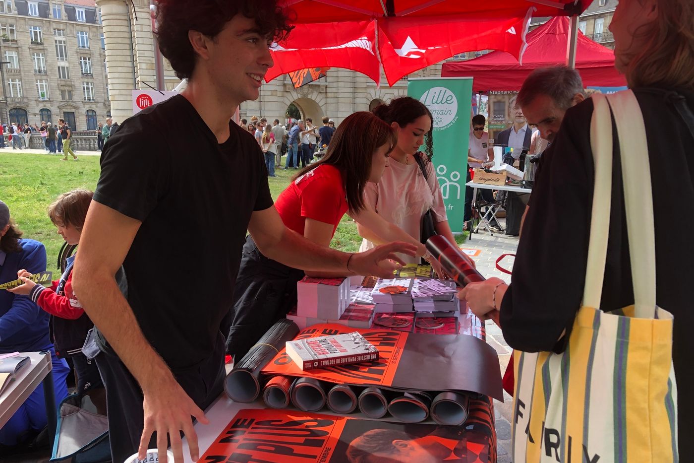 à la braderie de Lille, les militants de gauche tentent de rallier les badauds