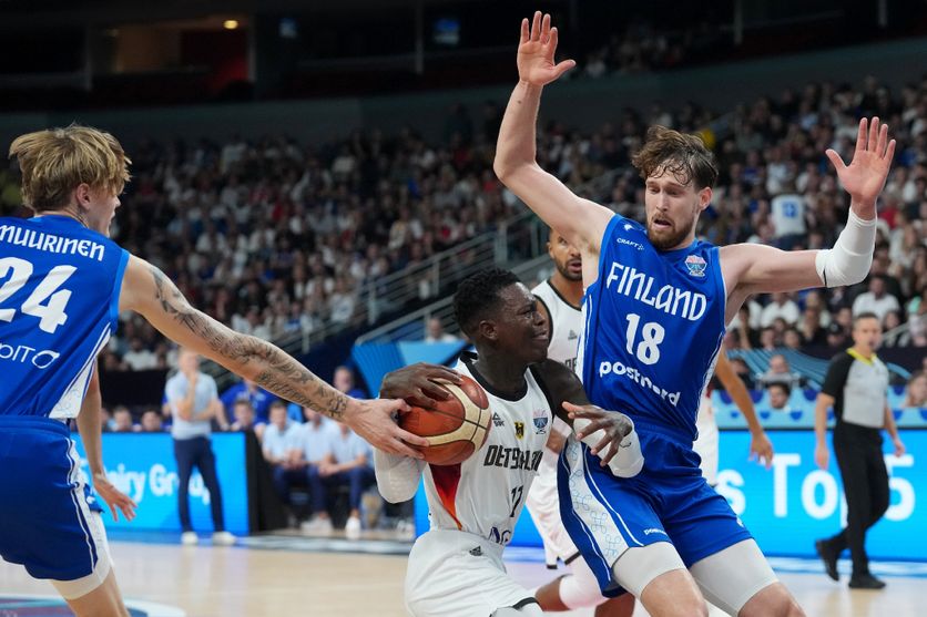 Le meneur allemand Dennis Schröder (balle en main) a fait très mal à la défense finlandaise en demi-finale de l'Eurobasket à Riga, le 12 septembre 2025 