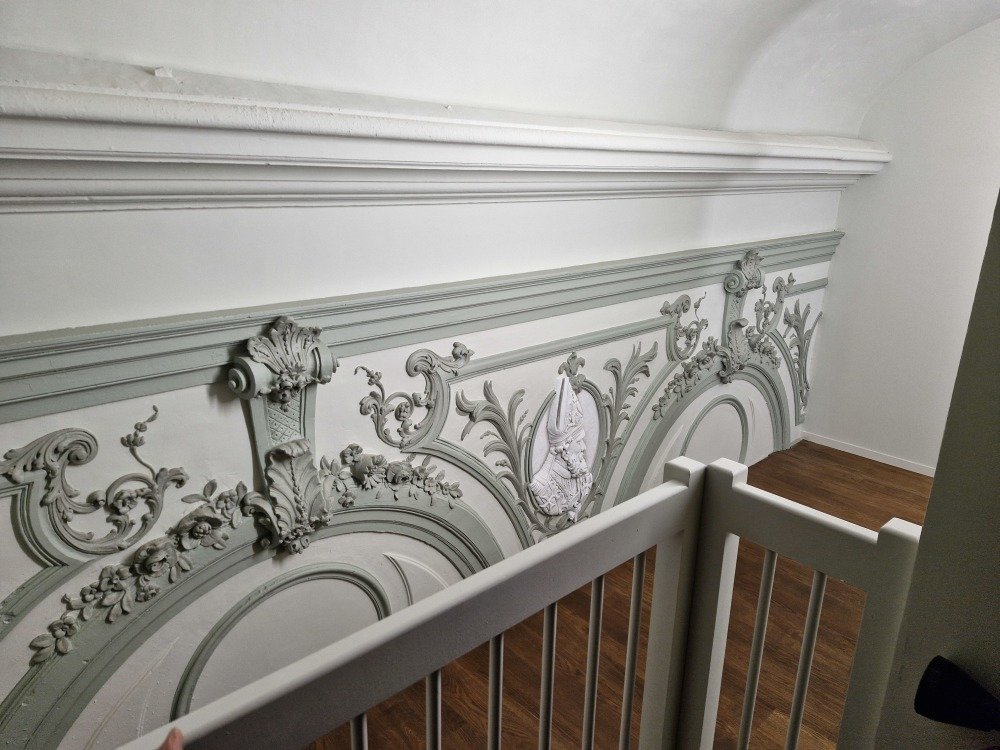 D'anciens combles, aux magnifiques ornements, ont été rendus à nouveau accessibles avec l'installation d'un ascenseur.