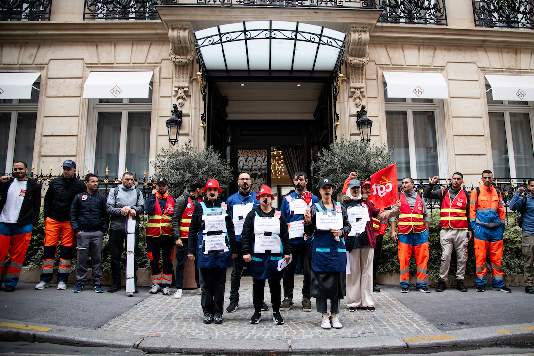 Dans les hôtels de luxe parisiens, la révolte des femmes et valets de chambre sans papiers