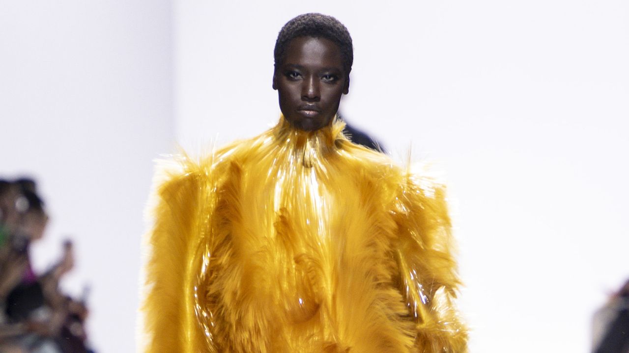 Pour Bottega Veneta, Louise Trotter marie le power dressing à l’artisanat