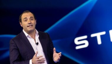 Le patron de Stellantis (Jeep, Peugeot, Fiat) critique à son tour la fin des ventes de voitures thermiques en 2035 : Actualités