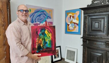 Cet Américain a ouvert une galerie d'art dans une cité médiévale de l'Orne