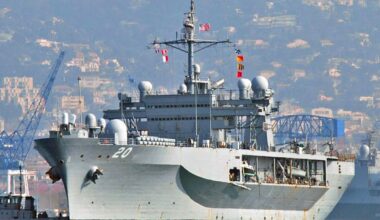 Le navire de commandement USS Mount Whitney à Toulon