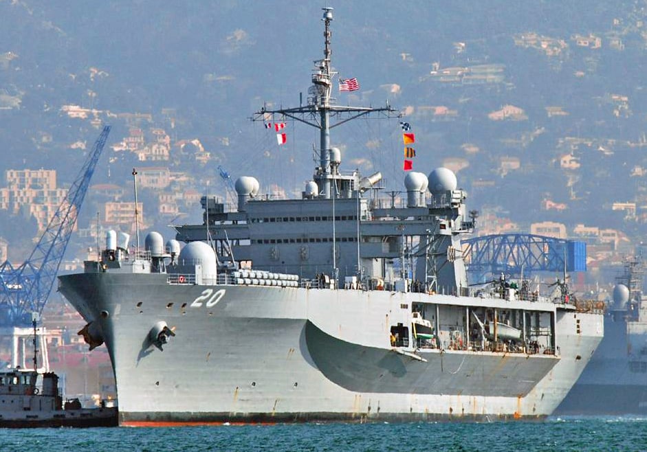Le navire de commandement USS Mount Whitney à Toulon