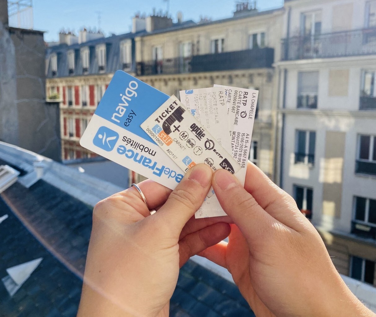 les tickets en carton disparaissent des bus à Paris et sont déjà difficiles à acheter