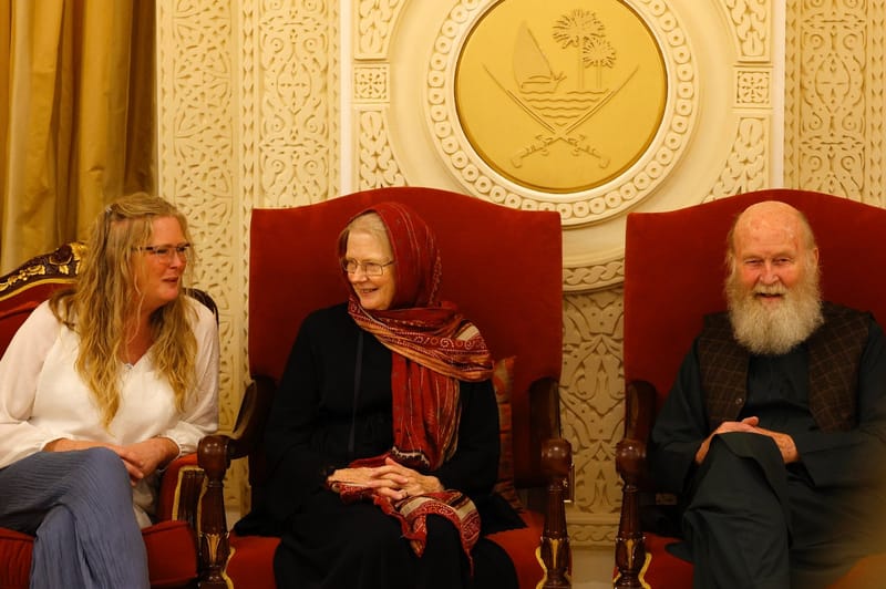 Sarah Entwistle (g) et ses parents Barbie (c) et Peter Reynolds après leur arrivée à l'aéroport de Doha, le 19 septembre 2025 au Qatar