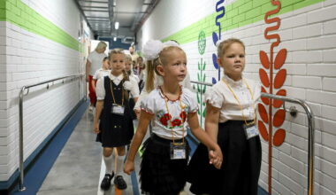 En Ukraine, les enfants font leur rentrée dans des classes souterraines