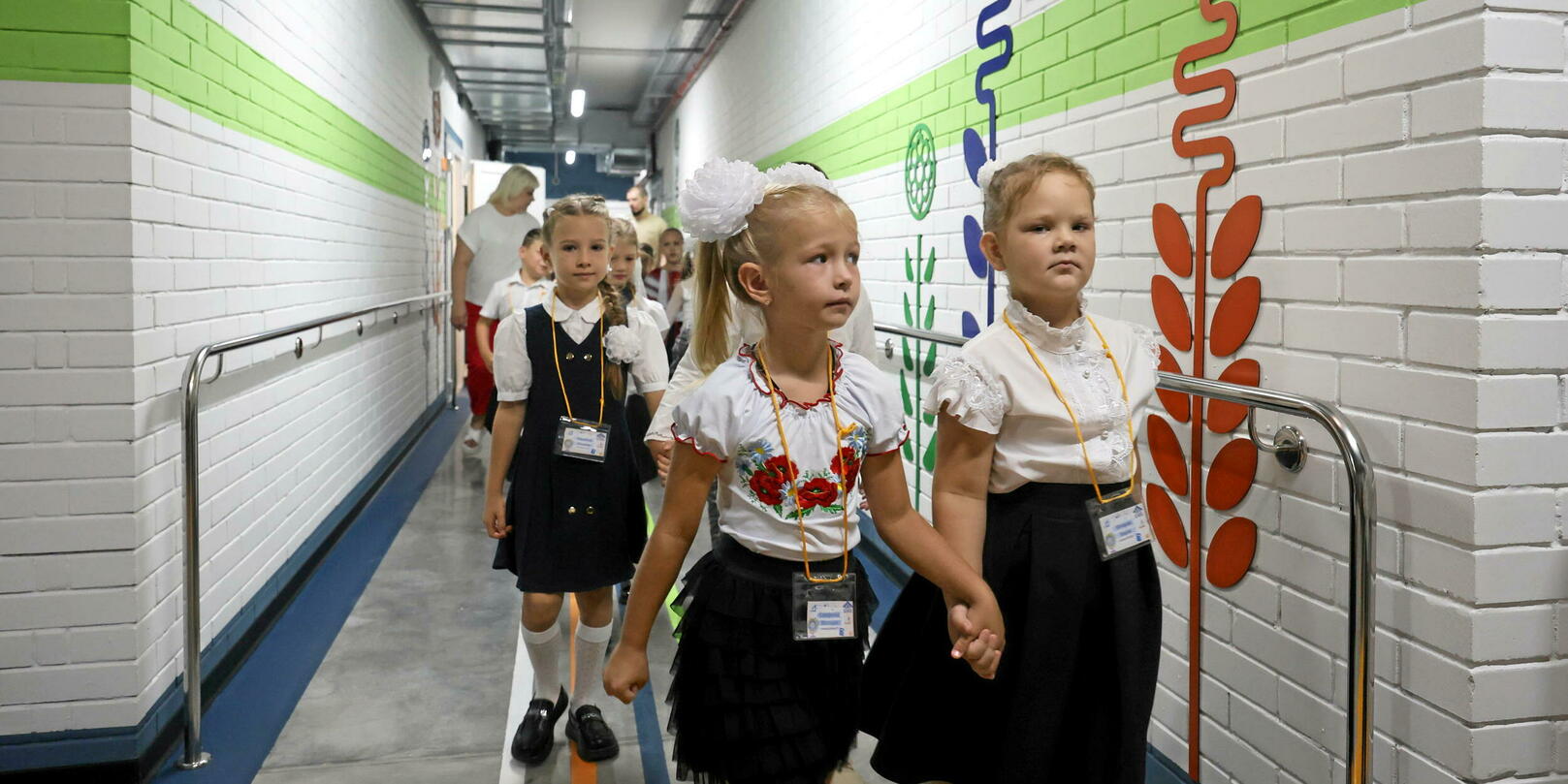 En Ukraine, les enfants font leur rentrée dans des classes souterraines