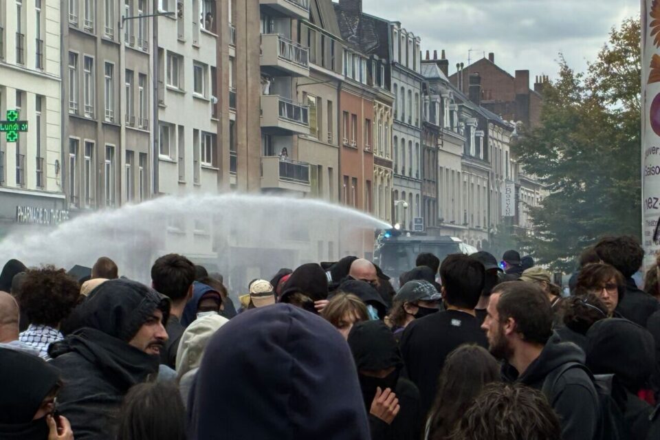 Des lances à eau utilisées pour disperser la foule, et décourager les casseurs en particulier.