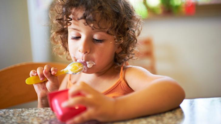 Les yahourts aromatisés aux fruits sont pris comme exemple de la standardisation du goût chez les enfants, due elle aussi à l’ultratransformation.