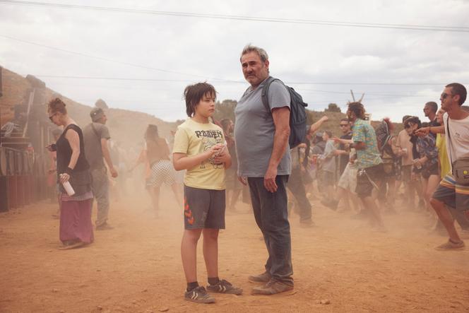 Esteban (Bruno Nuñez Arjona) et Luis (Sergi Lopez) dans « Sirat », d’Olivier Laxe.