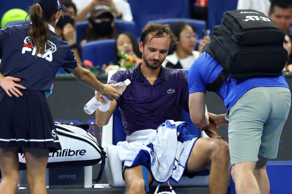 Daniil Medvedev abandonne face à Learner Tien en demi-finales de l'ATP 500 de Pékin - L'Équipe