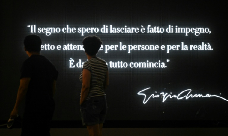 La citation de Giorgio Armani affichée dans la vitrine de l'hôtel Armani, à Milan le 5 septembre 2025 où il évoque la marque qu'il espère laisser "faite d'engagement, de respect et d'attention pour les gens et pour la réalité" ( AFP / Stefano RELLANDINI )