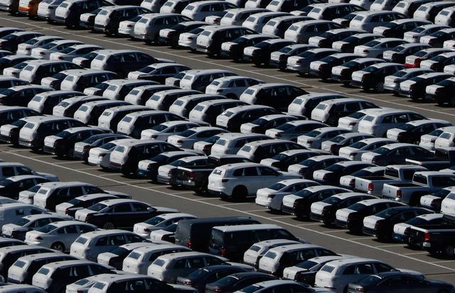 Voitures stationnées au port Bronka à Saint- Pétersbourg en mai 2020. 