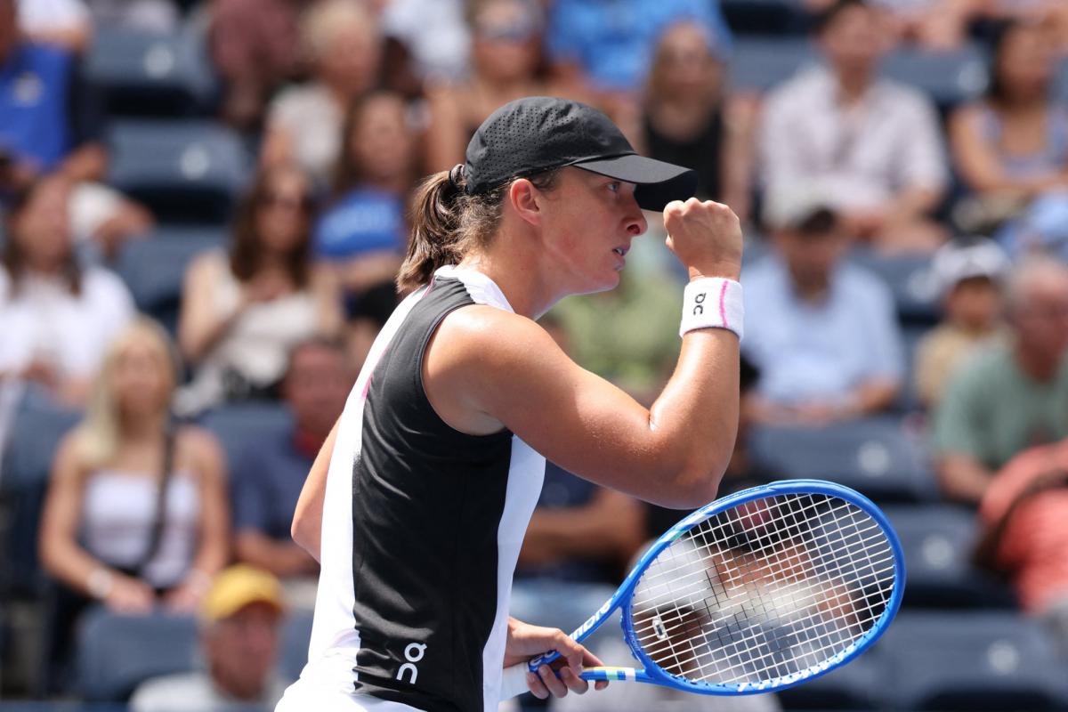 Iga Swiatek écrase Ekaterina Alexandrova et rejoint les quarts de l'US Open - L'Équipe