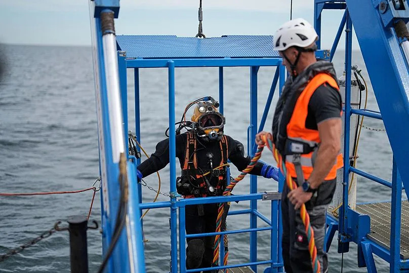 Le plongeur Dirk Schoenen se prépare à plonger à bord du navire polyvalent Baltic Lift, en mer Baltique, près de Boltenhagen, en Allemagne, le 1er septembre 2025