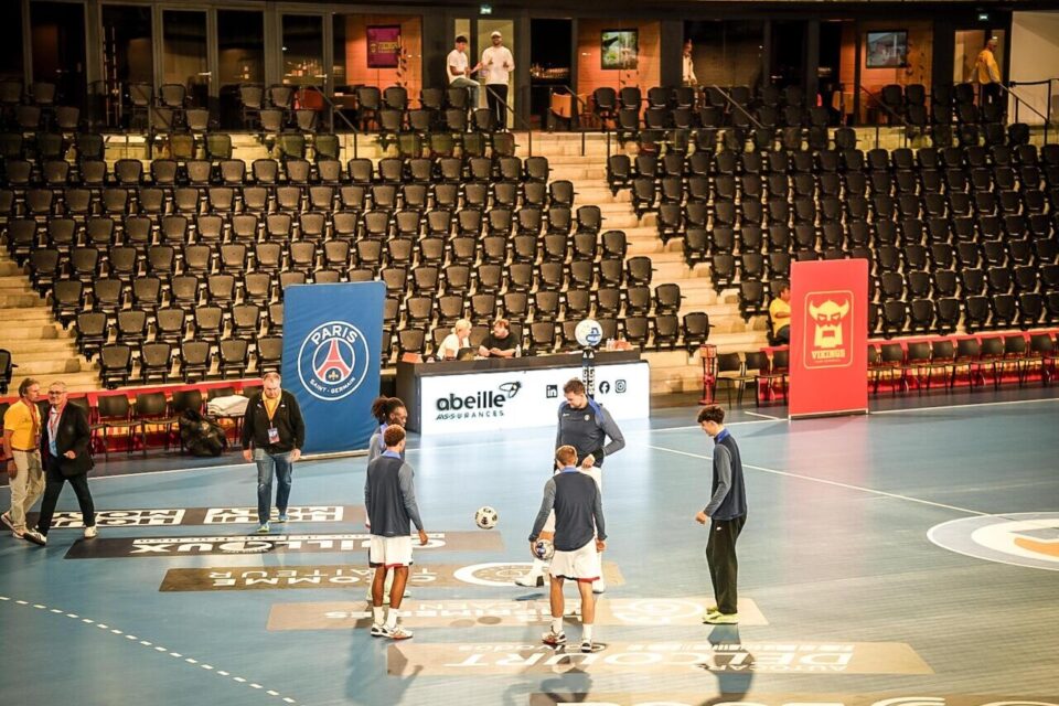 Les joueurs parisiens s'échauffent dans un Palais des Sports encore calme.