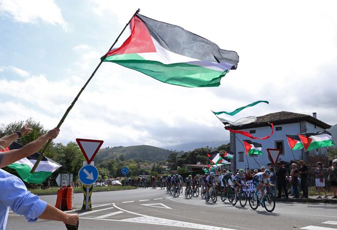 Des manifestants propalestiniens lors d’une étape de la Vuelta en Cantabrie (Espagne), le 5 septembre 2025.