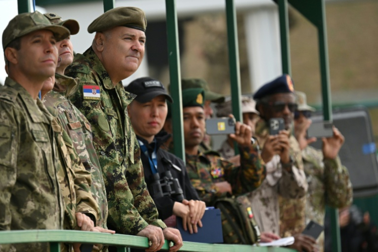 Des attachés militaires étrangers assistent à des exercices militaires russo-bélarusses, le 15 septembre 2025 à Borisov (Bélarus) ( AFP / Olesya KURPYAYEVA )