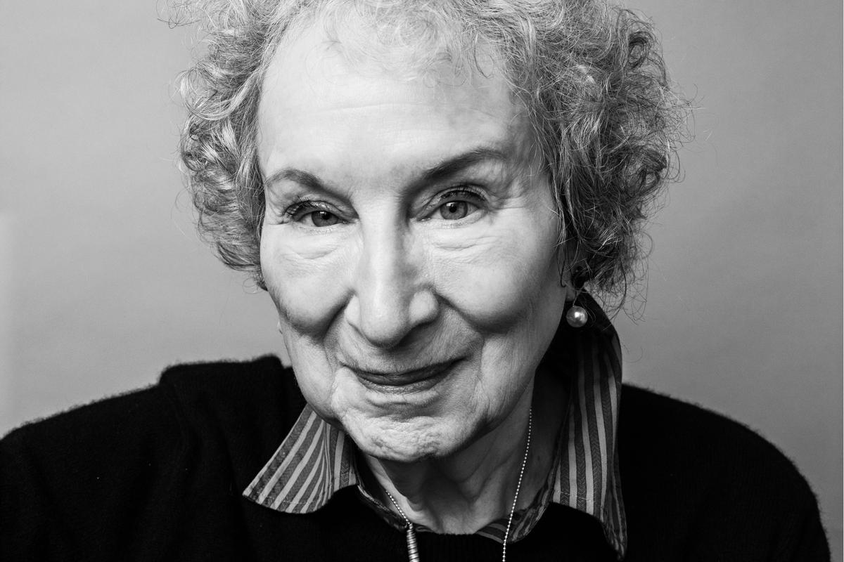Margaret Atwood gagne une bataille contre la censure de “La Servante écarlate” dans des écoles canadiennes - Télérama