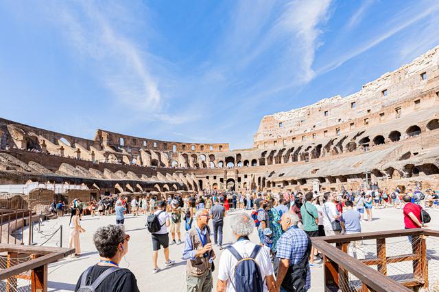 Intérieur du Colisée et ses nombreux touristes à Rome, en Italie, le 16 septembre 2024.