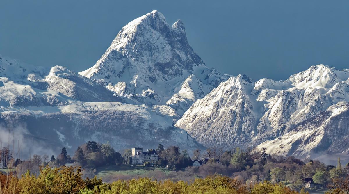 Le château de Perpignaa, à Jurançon, et le Pic du Midi d’Ossau qui paraît très proche. Une impression créée par la focale de l’appareil