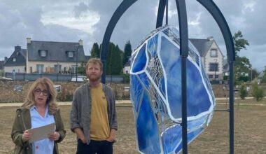 Que représente cette sculpture originale installée dans une commune du Morbihan ?