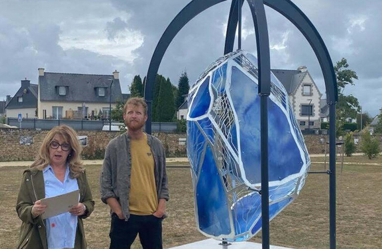 Que représente cette sculpture originale installée dans une commune du Morbihan ?