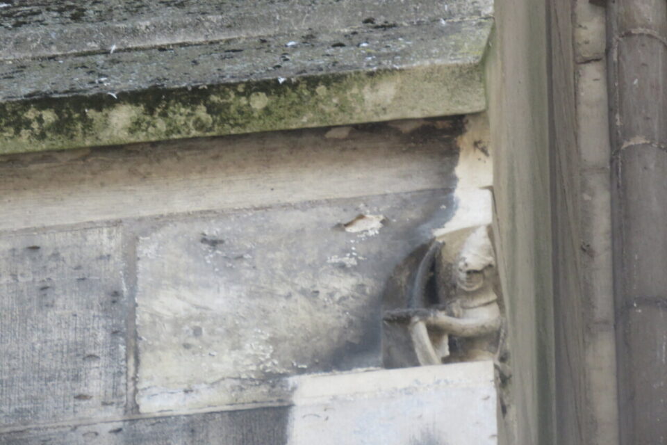 Pour se venger, les sculpteurs l'ont placé devant sa fenêtre.