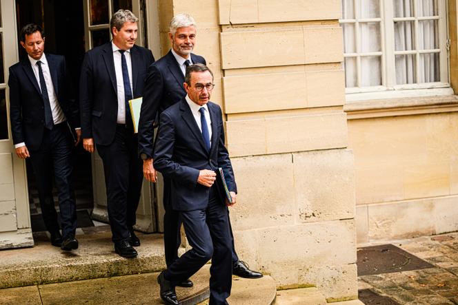 Le président des Républicains (LR), Bruno Retailleau, le président du groupe Droite républicaine à l'Assemblée nationale, Laurent Wauquiez, le président du groupe LR au Sénat, Mathieu Darnaud, et le vice-président délégué de LR, François-Xavier Bellamy, à l’issue de leur entretien avec le premier ministre, à Matignon, le 2 septembre 2025.