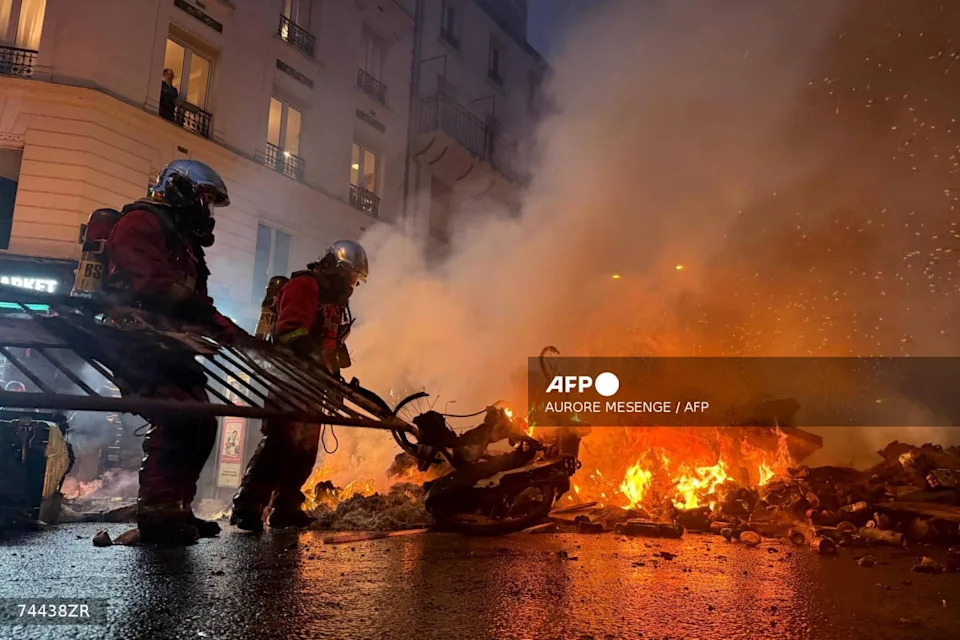 <span>Les pompiers éteignent un incendie le 10 septembre place des Fêtes à Paris </span><div><span>AURORE MESENGE</span><span>AFP</span></div>