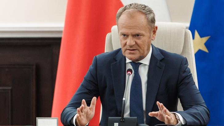 Le Premier ministre polonais Donald Tusk présidant une réunion d’urgence à Varsovie après que des drones russes aient violé l’espace aérien polonais.