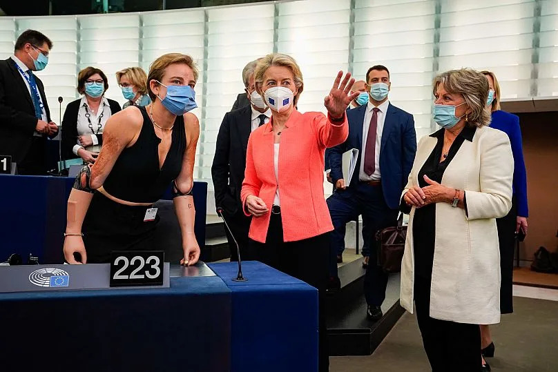 Les années précédentes, von der Leyen était accompagnée d'invités symboliques, comme la championne paralympique italienne Bebe Vio en 2021.