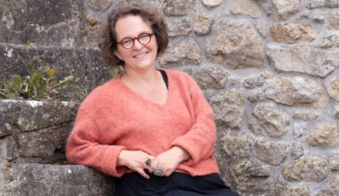 «J’aime beaucoup lire les tombes»: la romancière française Valérie Péronnet s’est inspirée d’Oka pour «La maison poussière»