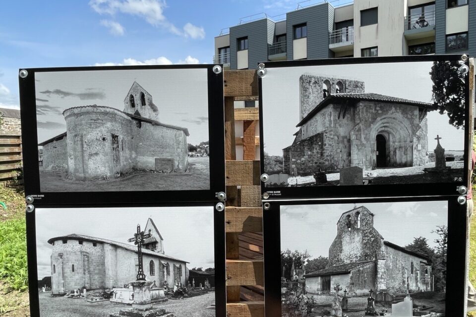 Dans les jardins de la résidence, Pierre Barbe propose une série de clichés en noir et blanc sous le thème évocateur : « Le monde qui disparaît peu à peu ». Le photographe capture en effet des églises, des paysages et des scènes de vie qui évoquent un passé en voie d'effacement.