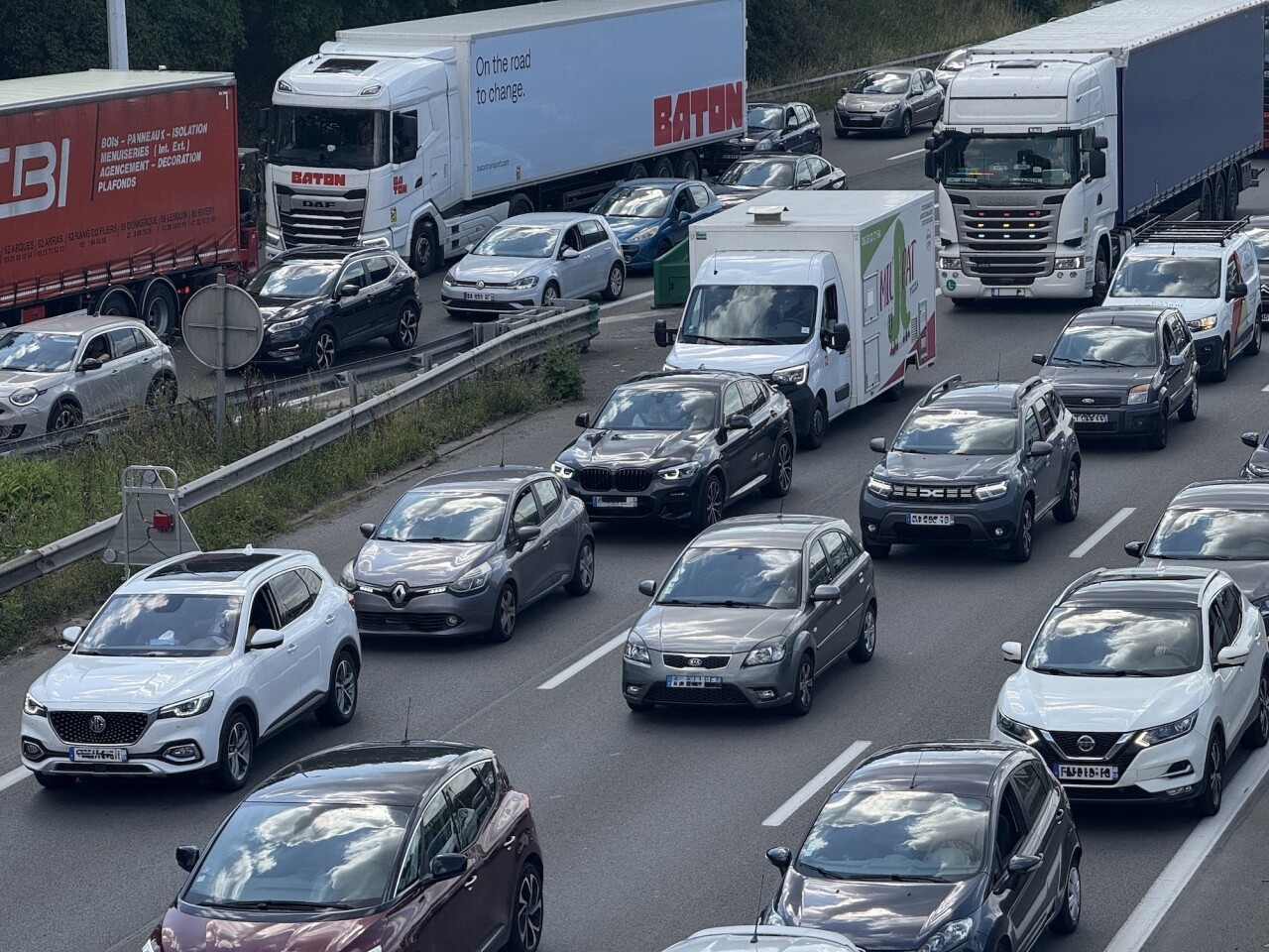 Lille. Un accident entre un camion et deux voitures crée un gros bouchon depuis Roubaix ce mardi matin