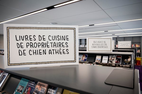 L’univers rigolo de Tom Gauld a pris d’assaut les bibliothèques Gabrielle-Roy, Monique-Corriveau et Paul-Aimé Paiement pour quelques mois.