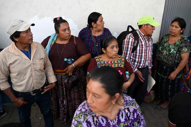 Des proches de mineurs guatémaltèques qui devaient être expulsés des Etats-Unis se rassemblent devant le centre d’accueil des rapatriés à la base aérienne de Guatemala City, le 31 août 2025.