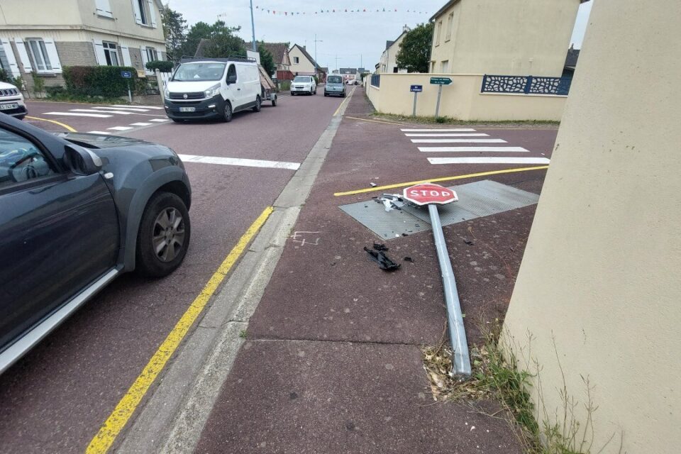 Un des panneaux arrachés par la voiture folle.