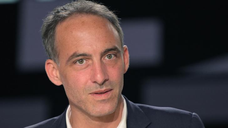 Raphael Glucksmann photographié sur la plateau de France 2, le 4 juillet 2024