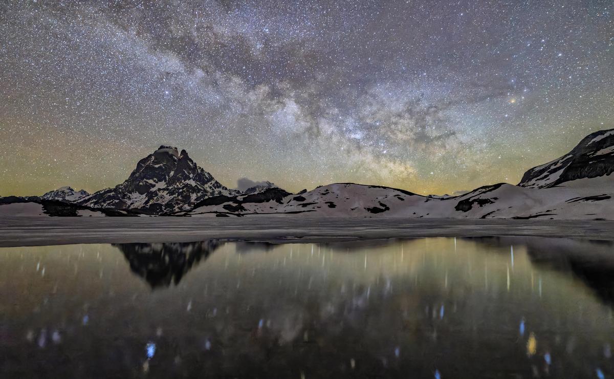 La Voie lactée au-dessus du massif de l’Ossau, alors que les neiges d’avril recouvrent encore une partie de la haute montagne
