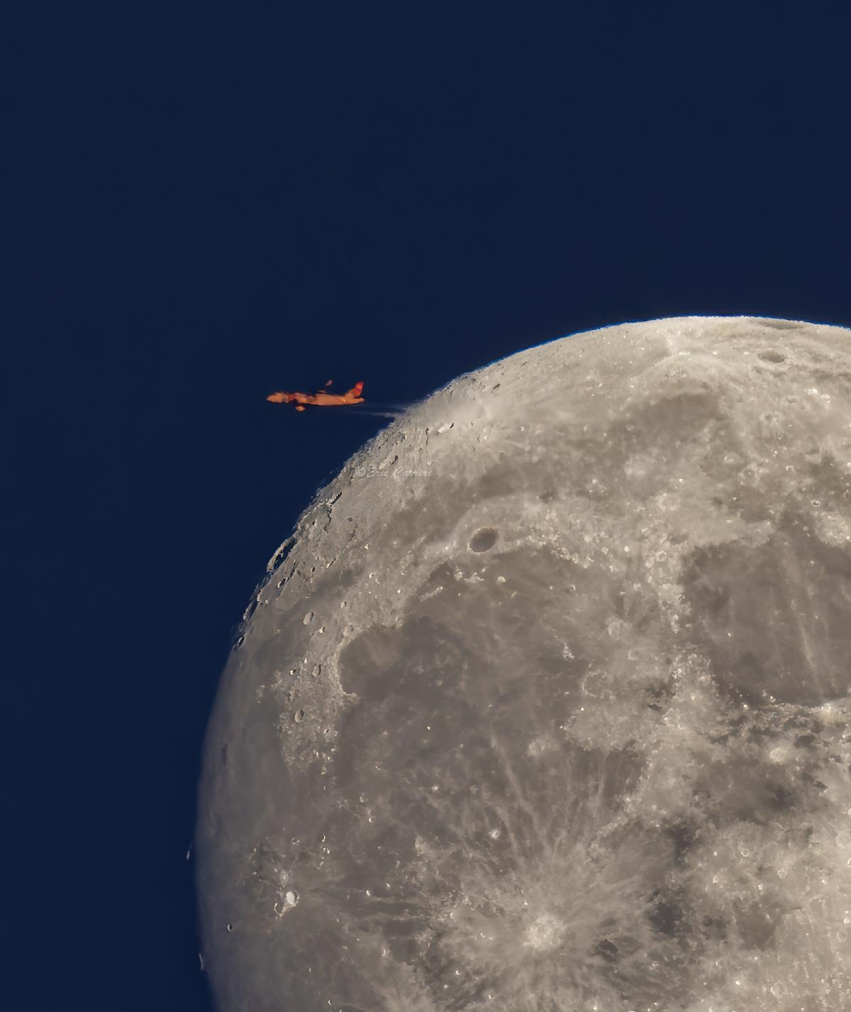 Ce sujet volant semble décoller de la Lune dans l’immensité du ciel. Un jeu de perspectives parfaitement maîtrisé par le photographe amateur